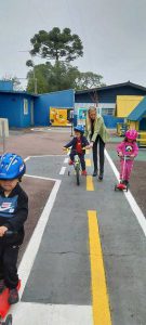 Alunos Conhecendo e Aprendendo na Mini Cidade de Transito