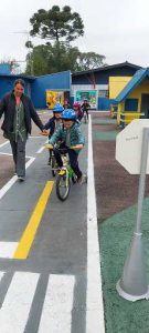 Alunos Conhecendo e Aprendendo na Mini Cidade de Transito