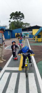 Alunos Conhecendo e Aprendendo na Mini Cidade de Transito
