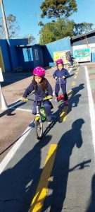 Alunos Conhecendo e Aprendendo na Mini Cidade de Transito