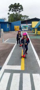 Alunos Conhecendo e Aprendendo na Mini Cidade de Transito