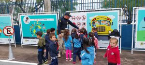 Alunos Conhecendo e Aprendendo na Mini Cidade de Transito
