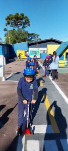 Alunos Conhecendo e Aprendendo na Mini Cidade de Transito
