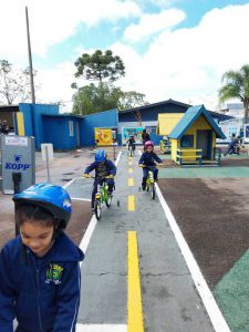 Alunos Conhecendo e Aprendendo na Mini Cidade de Transito