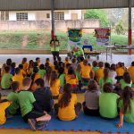 Crianças ouvindo palestra