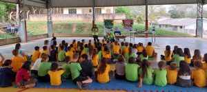 Crianças ouvindo palestra