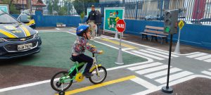 Alunos Conhecendo e Aprendendo na Mini Cidade de Transito