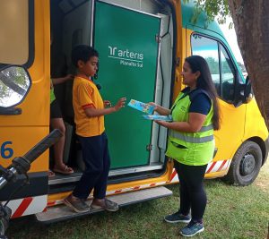 Entrega de Revistas em quadrinhos alunos