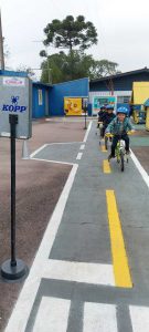 Alunos Conhecendo e Aprendendo na Mini Cidade de Transito