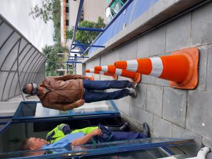 Utilização dos óculos que simulam a sensação de sono e embriaguez.