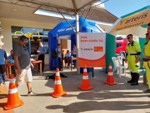 Usuários utilizando os óculos que simulam a sensação de sono e embriaguez.