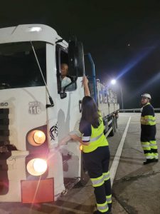 Entrega de panfleto com dicas de segurança.