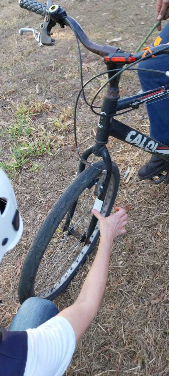 adesivos refletivos branco e vermelho nas bicicletas