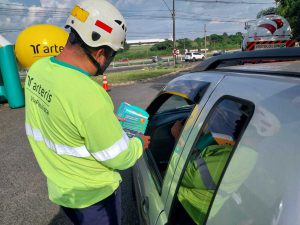 Abordagem educativa alertou sobre os riscos de acidentes com trabalhadores de rodovias