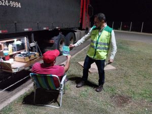 Equipe ViaPaulista abordou caminhoneiros, motoristas, ciclistas e pedestres