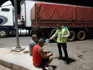 Abordagem educativa alertou sobre os riscos de acidentes com trabalhadores de rodovias