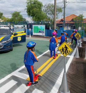 Alunos Conhecendo e Aprendendo na Mini Cidade de Transito