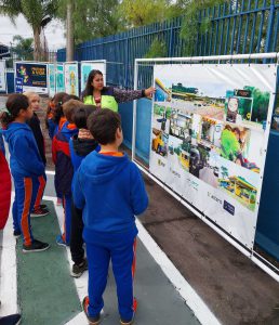 Alunos Conhecendo e Aprendendo na Mini Cidade de Transito