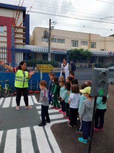 Alunos Conhecendo e Aprendendo na Mini Cidade de Transito