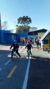 Alunos Conhecendo e Aprendendo na Mini Cidade de Transito