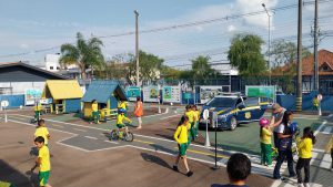 Alunos Conhecendo e Aprendendo na Mini Cidade de Transito