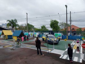 Alunos Conhecendo e Aprendendo na Mini Cidade de Transito