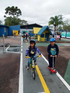 Alunos Conhecendo e Aprendendo na Mini Cidade de Transito