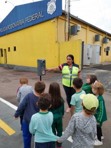 Alunos Conhecendo e Aprendendo na Mini Cidade de Transito