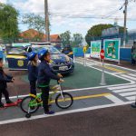 Alunos Conhecendo e Aprendendo na Mini Cidade de Transito