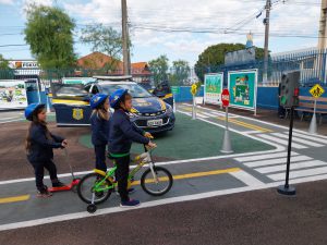 Alunos Conhecendo e Aprendendo na Mini Cidade de Transito