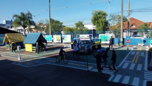 Alunos Conhecendo e Aprendendo na Mini Cidade de Transito