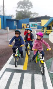 Alunos Conhecendo e Aprendendo na Mini Cidade de Transito
