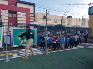 Alunos Conhecendo e Aprendendo na Mini Cidade de Transito