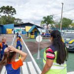 Alunos Conhecendo e Aprendendo na Mini Cidade de Transito