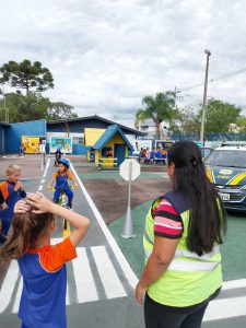 Alunos Conhecendo e Aprendendo na Mini Cidade de Transito