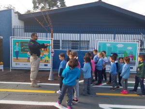 Alunos Conhecendo e Aprendendo na Mini Cidade de Transito