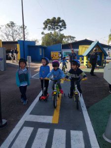 Alunos Conhecendo e Aprendendo na Mini Cidade de Transito