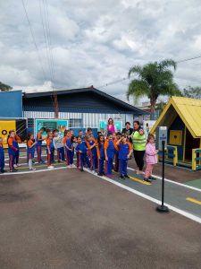 Alunos Conhecendo e Aprendendo na Mini Cidade de Transito