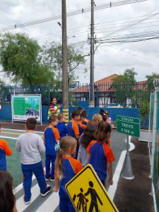 Alunos Conhecendo e Aprendendo na Mini Cidade de Transito