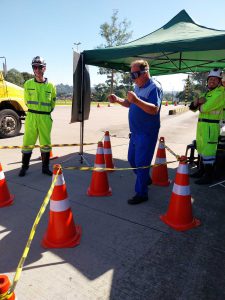Usuário Testando Óculos de Efeito Embriagues