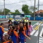 Alunos Conhecendo e Aprendendo na Mini Cidade de Transito