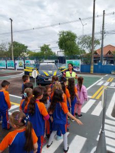 Alunos Conhecendo e Aprendendo na Mini Cidade de Transito