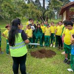 Ensinando os Alunos Como Plantar uma Arvore