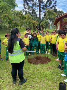 Ensinando os Alunos Como Plantar uma Arvore