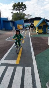 Alunos Conhecendo e Aprendendo na Mini Cidade de Transito