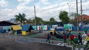 Alunos Conhecendo e Aprendendo na Mini Cidade de Transito