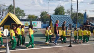 Alunos Conhecendo e Aprendendo na Mini Cidade de Transito