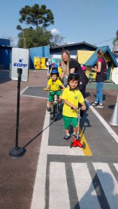 Alunos Conhecendo e Aprendendo na Mini Cidade de Transito