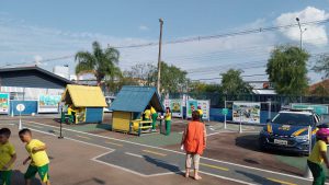 Alunos Conhecendo e Aprendendo na Mini Cidade de Transito