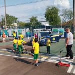 Alunos Conhecendo e Aprendendo na Mini Cidade de Transito